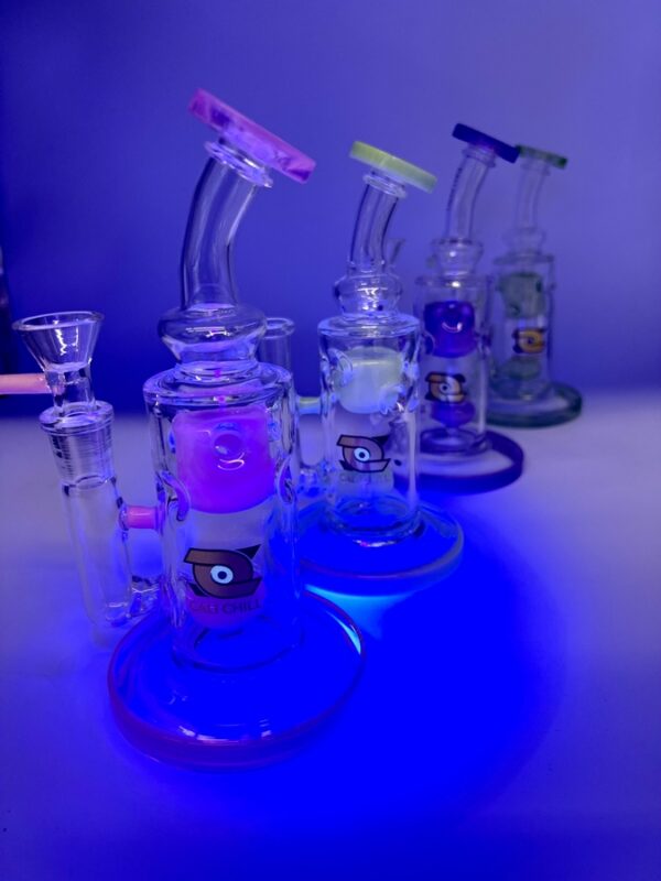 Cali Chill brand 8" recycle Water Pipe but eye parts is glow and dark